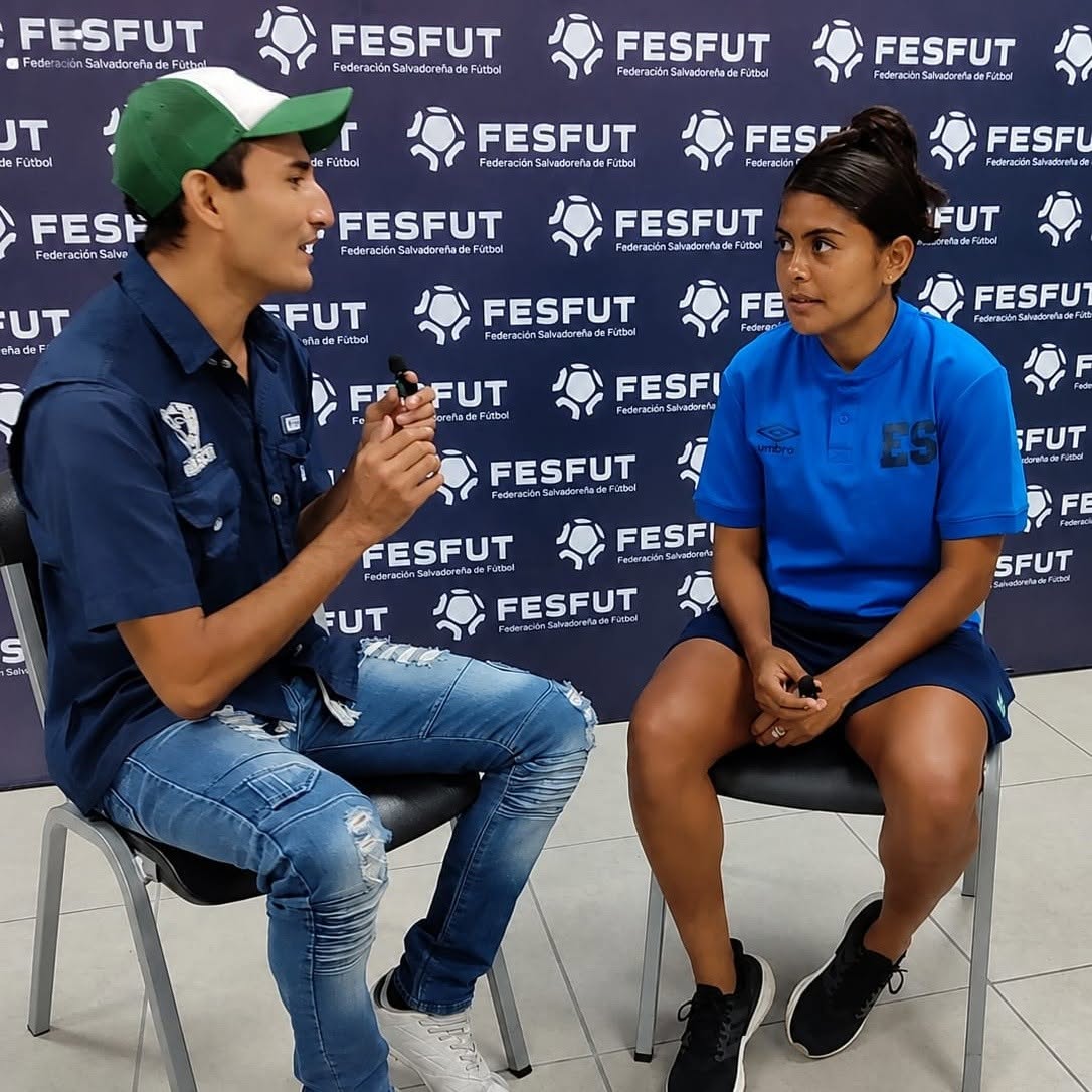 Entrevista a una jugadora de la selección frente al fondo de FESFUT