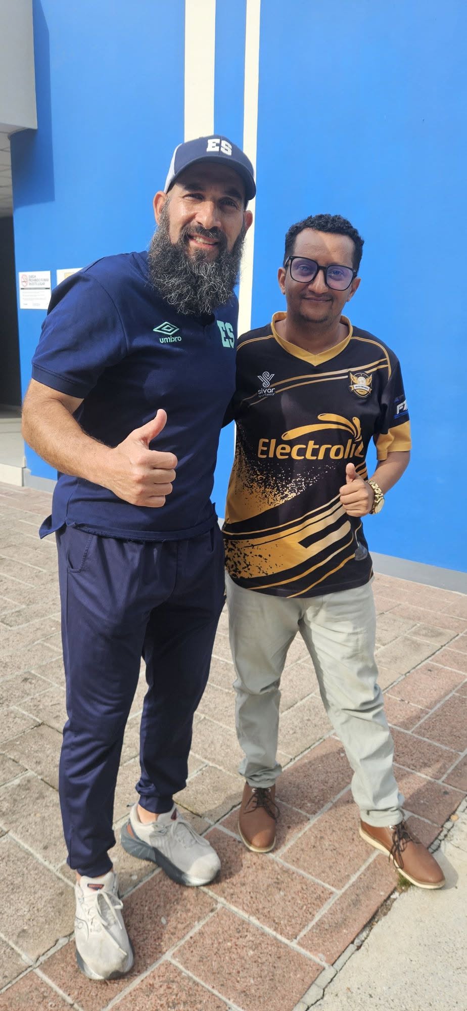 Joven posa con un integrante de la selección nacional